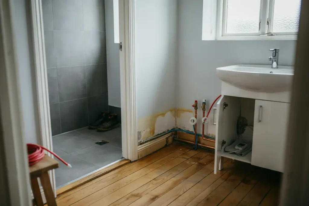 s uppt cker du dolda l ckor i huset innan de blir dyra vattenskador